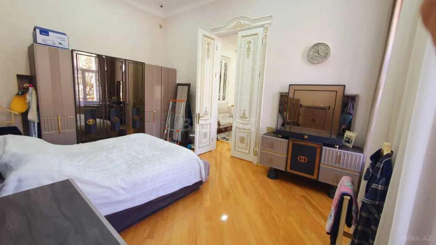 Satılır 3 otaqlı mənzil 135.5 m²