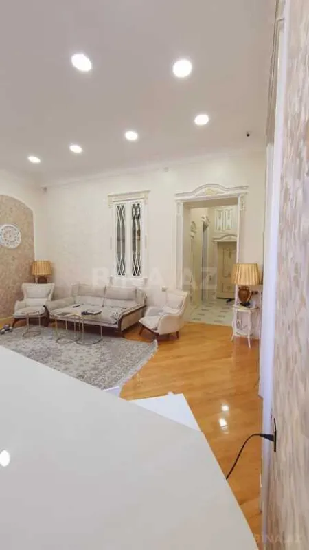 Satılır 3 otaqlı mənzil 135.5 m²