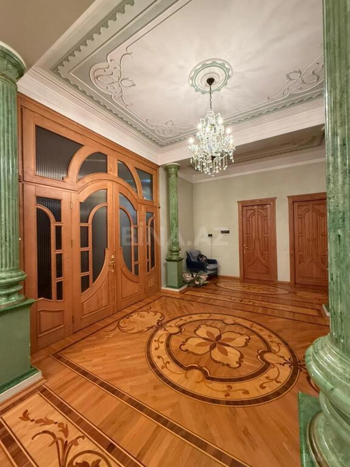 Satılır 10 otaqlı həyət evi 1100 m²