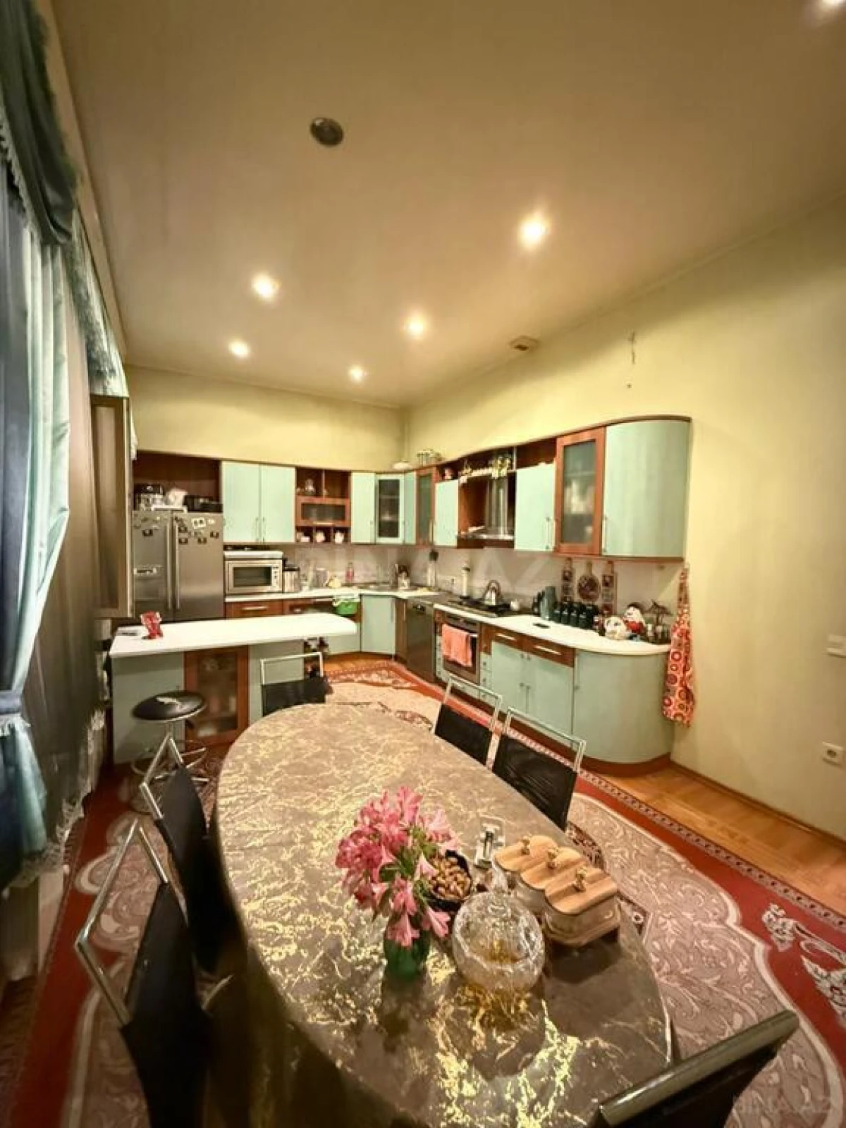 Satılır 10 otaqlı həyət evi 1100 m²