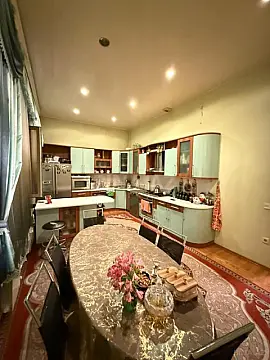 Satılır 10 otaqlı həyət evi 1100 m²