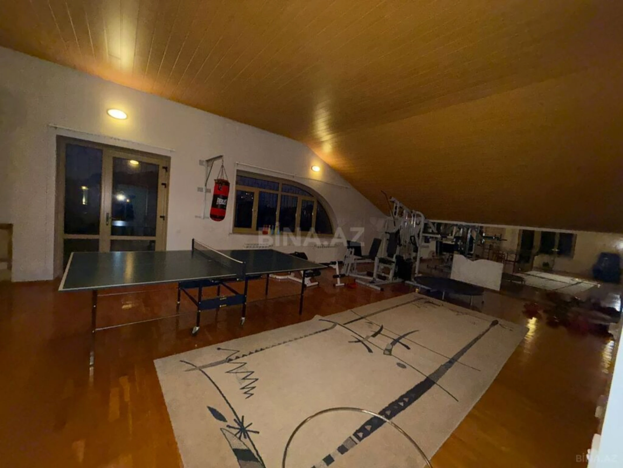 Satılır 10 otaqlı həyət evi 1100 m²