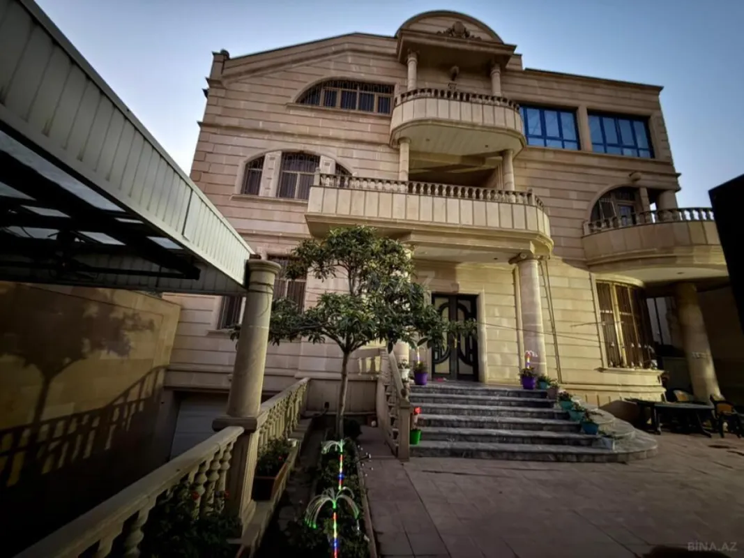 Satılır 10 otaqlı həyət evi 1100 m²