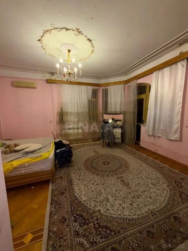 Satılır 10 otaqlı həyət evi 1100 m²