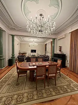 Satılır 10 otaqlı həyət evi 1100 m²