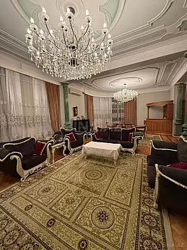 Satılır 10 otaqlı həyət evi 1100 m²