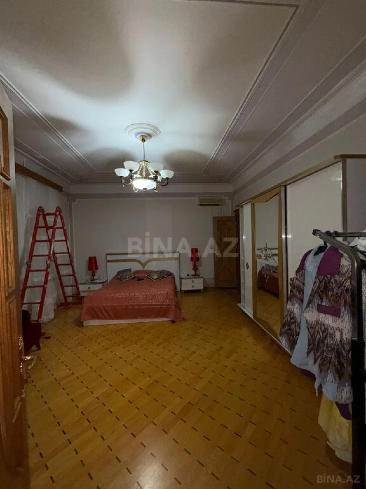 Satılır 10 otaqlı həyət evi 1100 m²