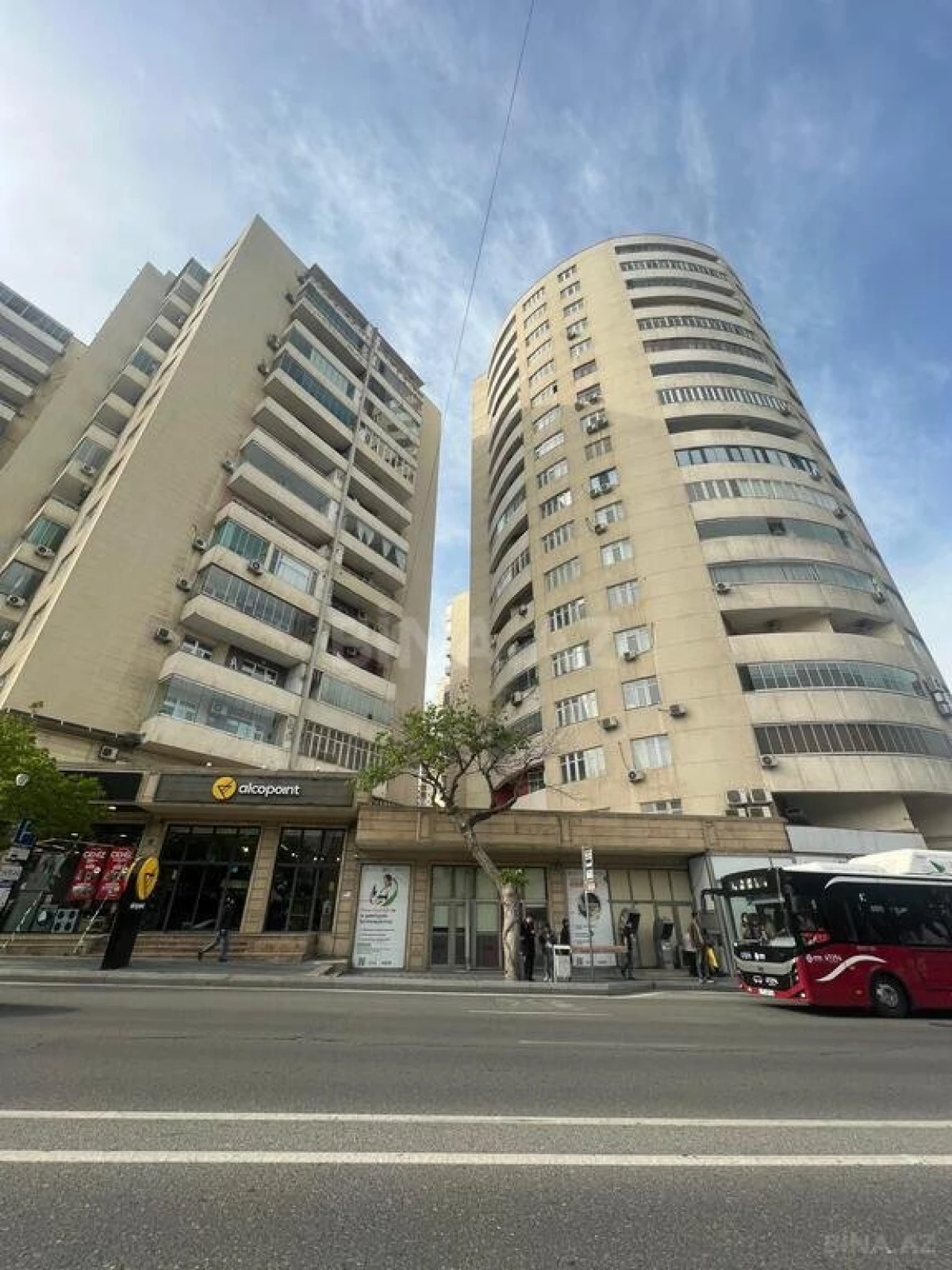 Satılır 3 otaqlı mənzil 145 m²