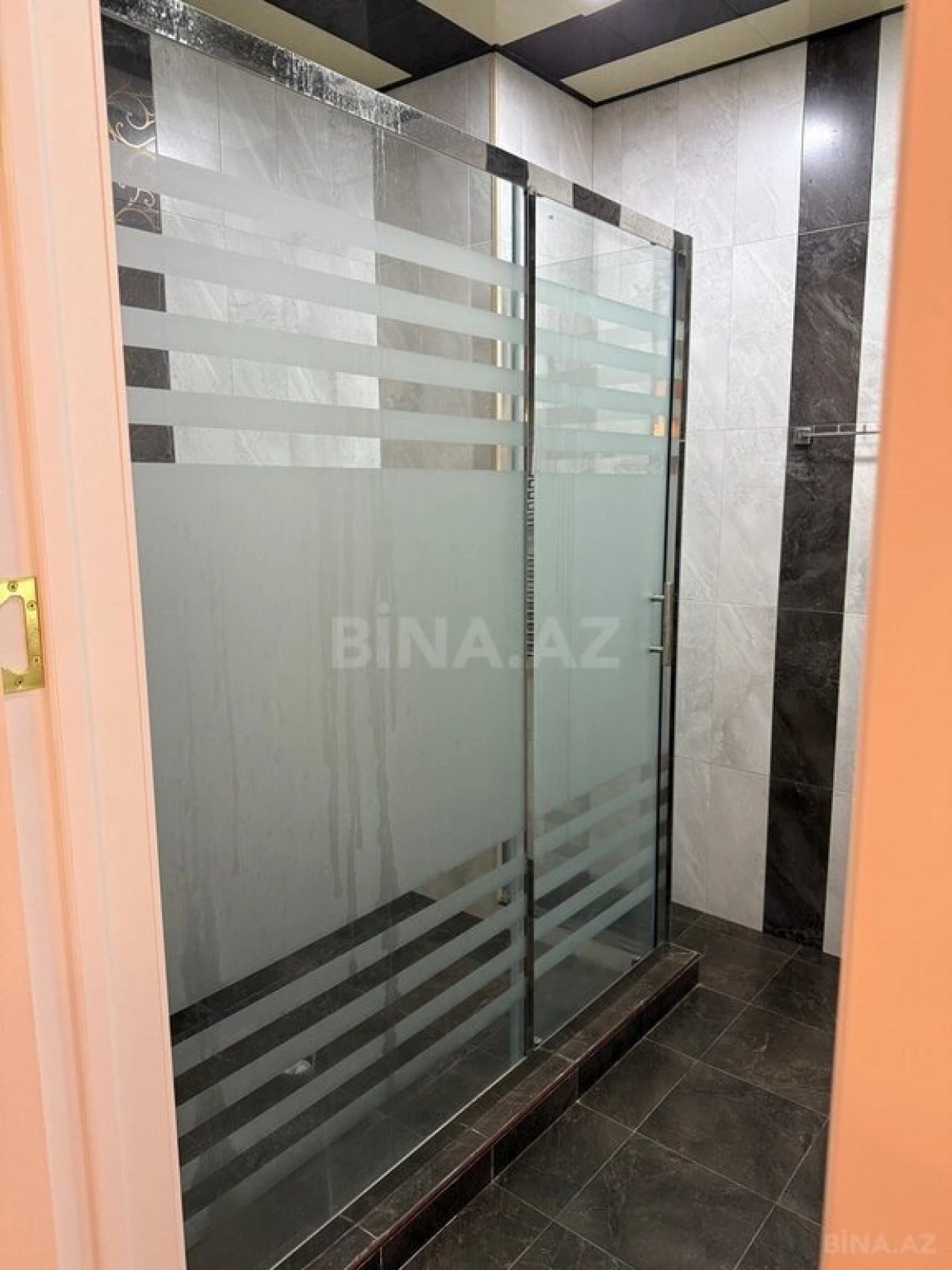 Satılır 3 otaqlı mənzil 145 m²