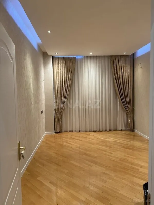 Satılır 3 otaqlı mənzil 145 m²
