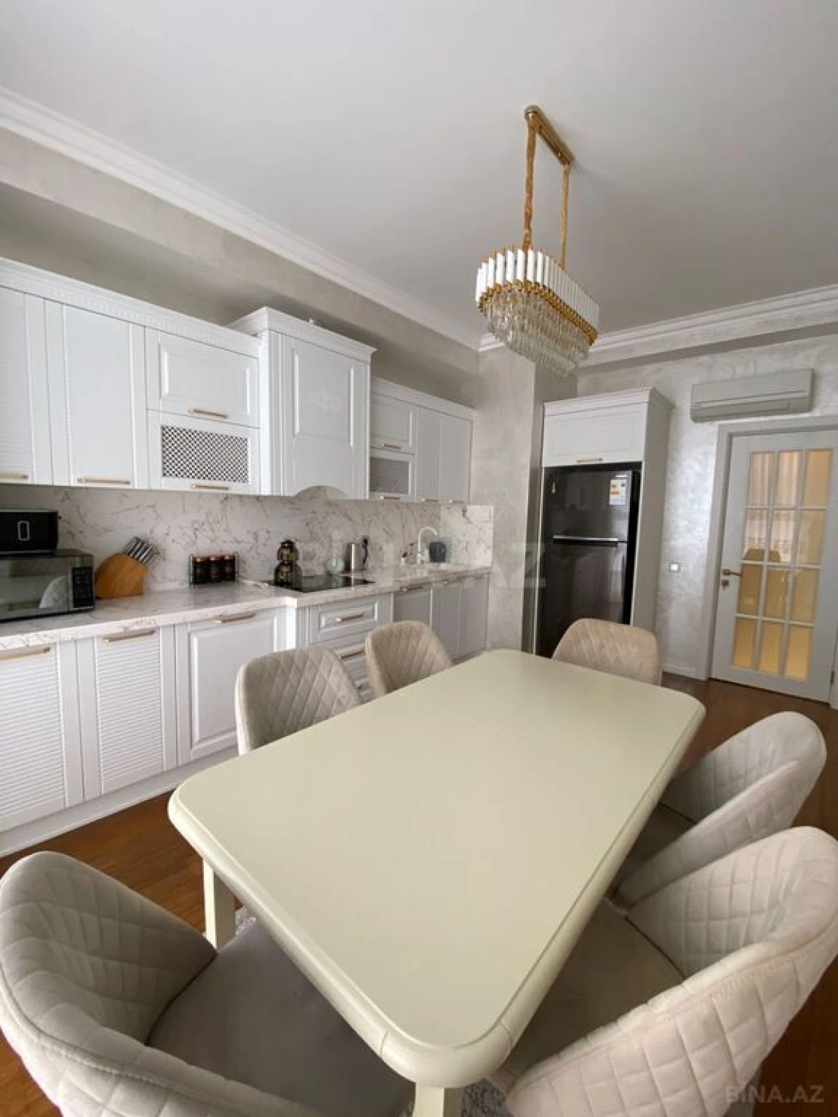 Satılır 3 otaqlı mənzil 137 m²