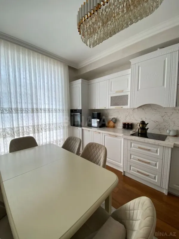 Satılır 3 otaqlı mənzil 137 m²