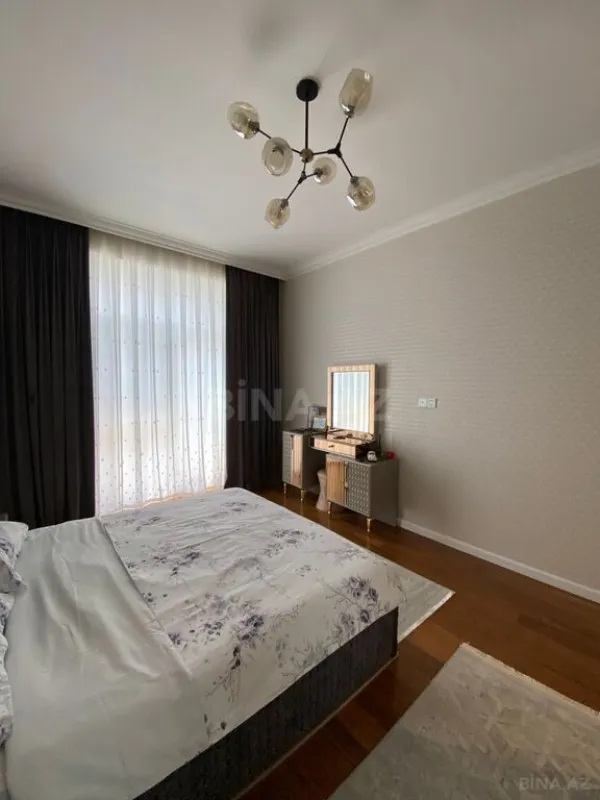 Satılır 3 otaqlı mənzil 137 m²