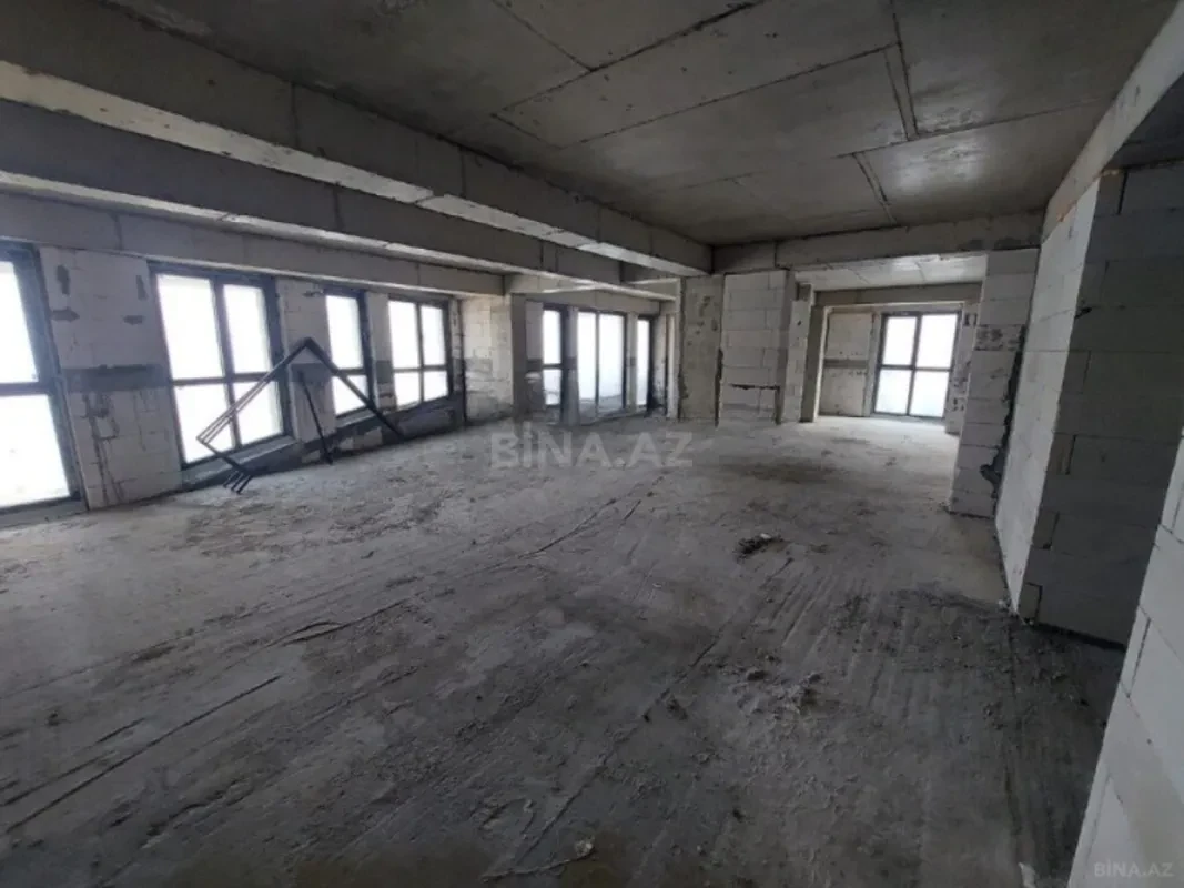 Satılır 4 otaqlı mənzil 303 m²