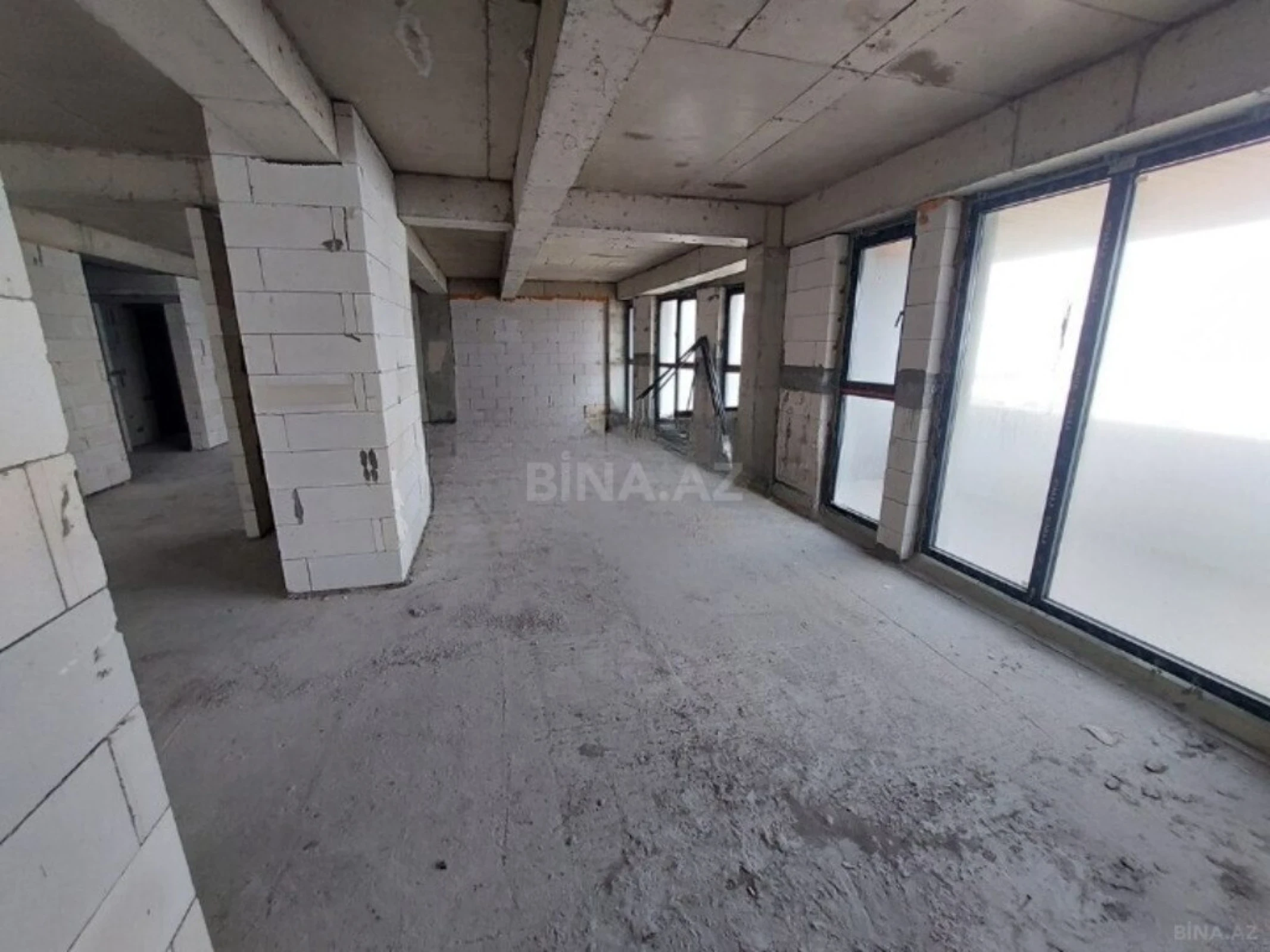 Satılır 4 otaqlı mənzil 303 m²