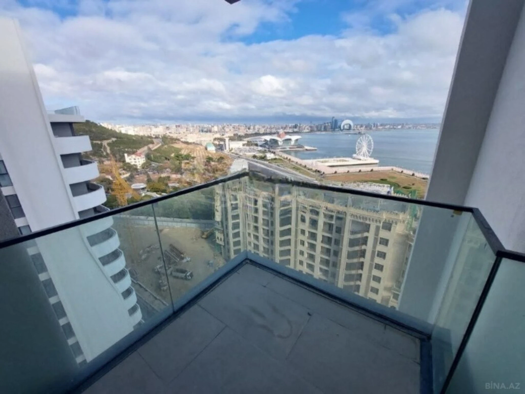 Satılır 4 otaqlı mənzil 303 m²