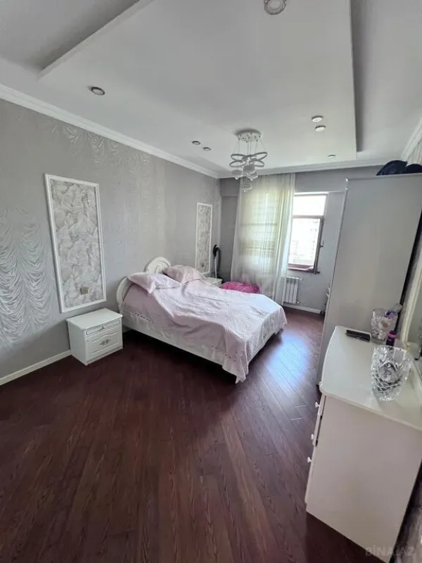 Satılır 3 otaqlı mənzil 145 m²