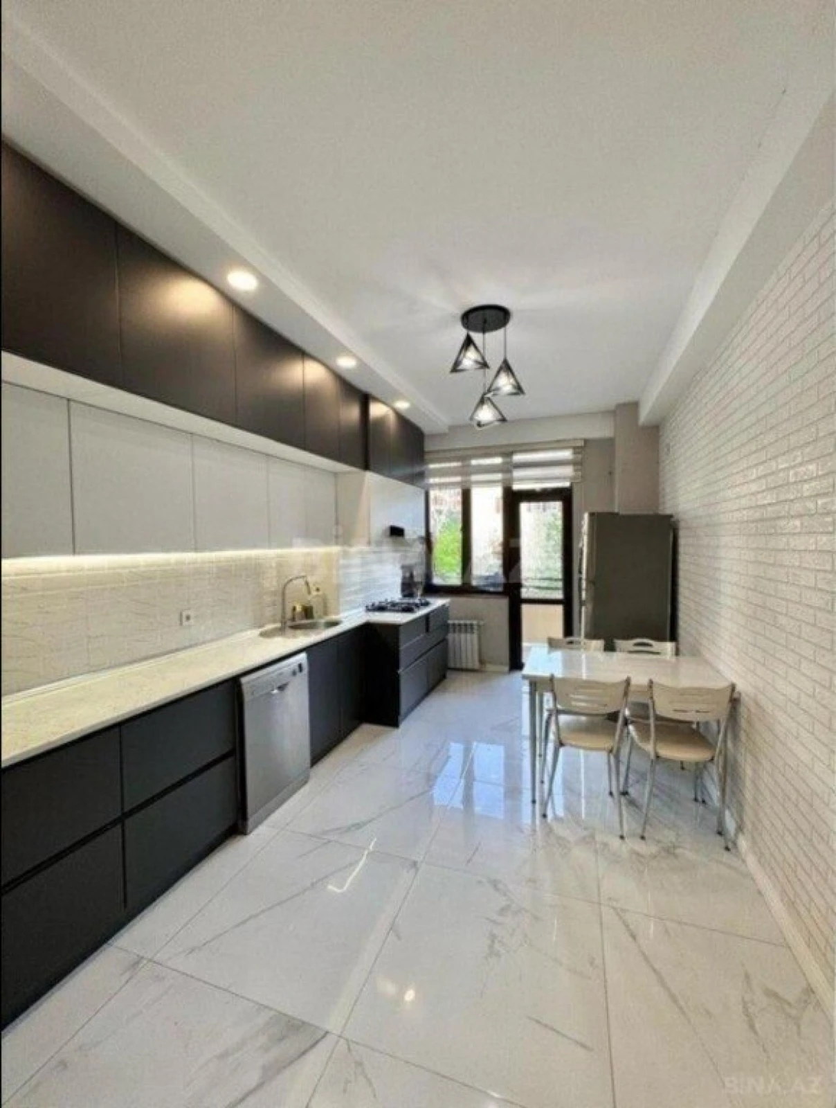 Satılır 3 otaqlı mənzil 130 m²