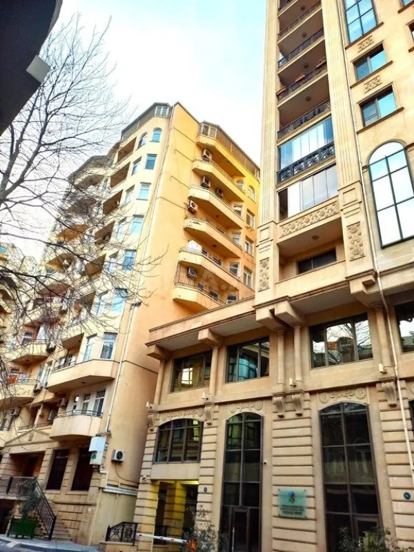 Satılır 4 otaqlı mənzil 148 m²