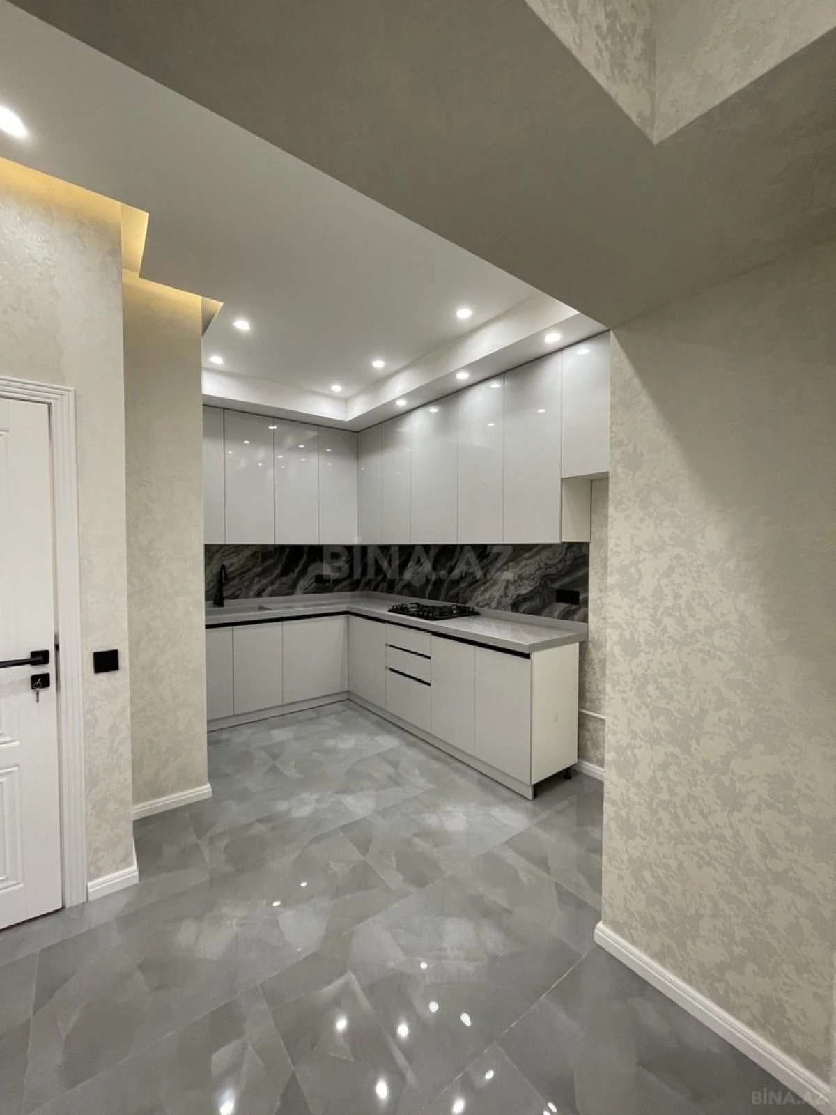 Satılır 2 otaqlı mənzil 67 m²