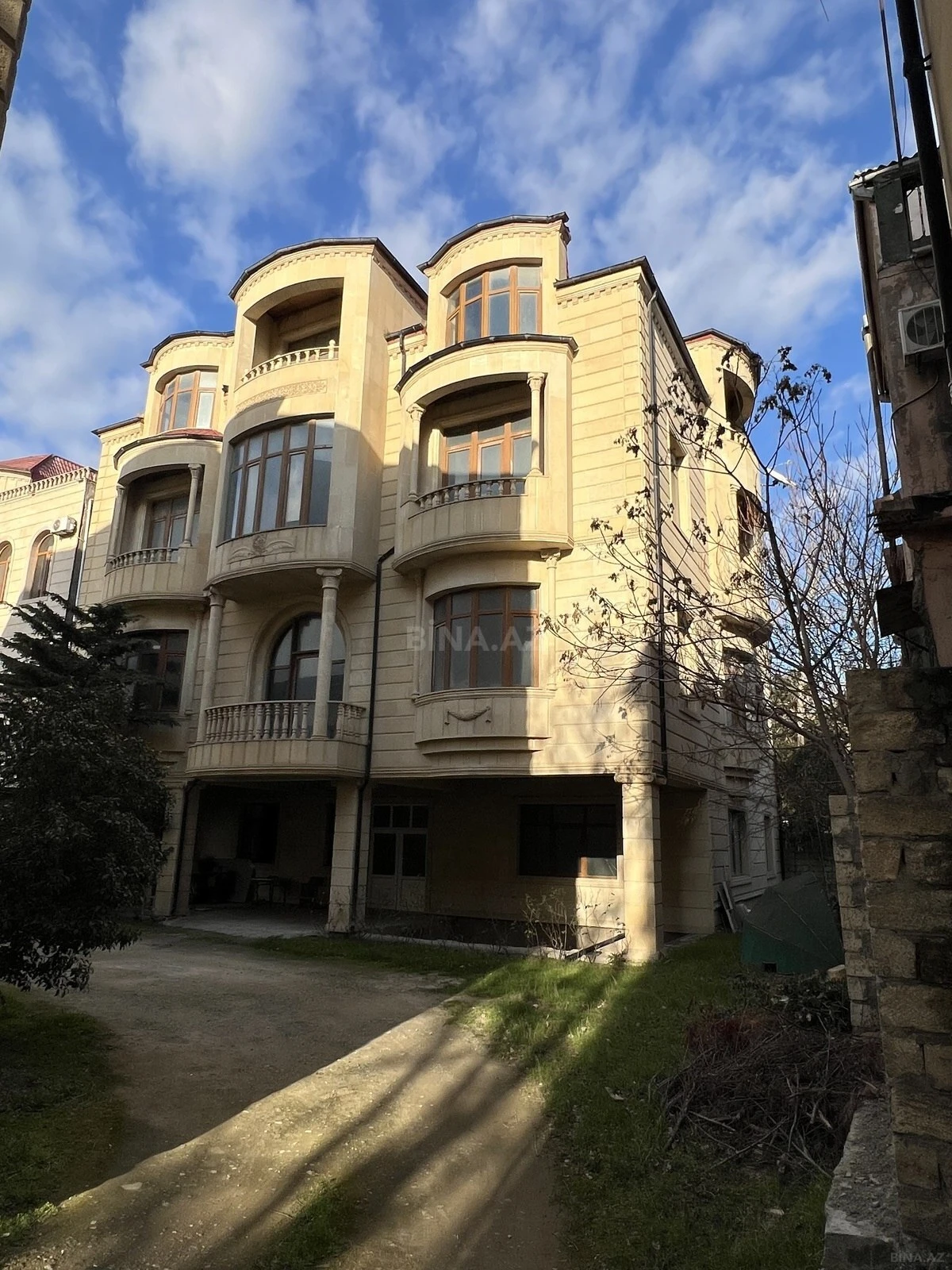 Satılır 10 otaqlı həyət evi 800 m²