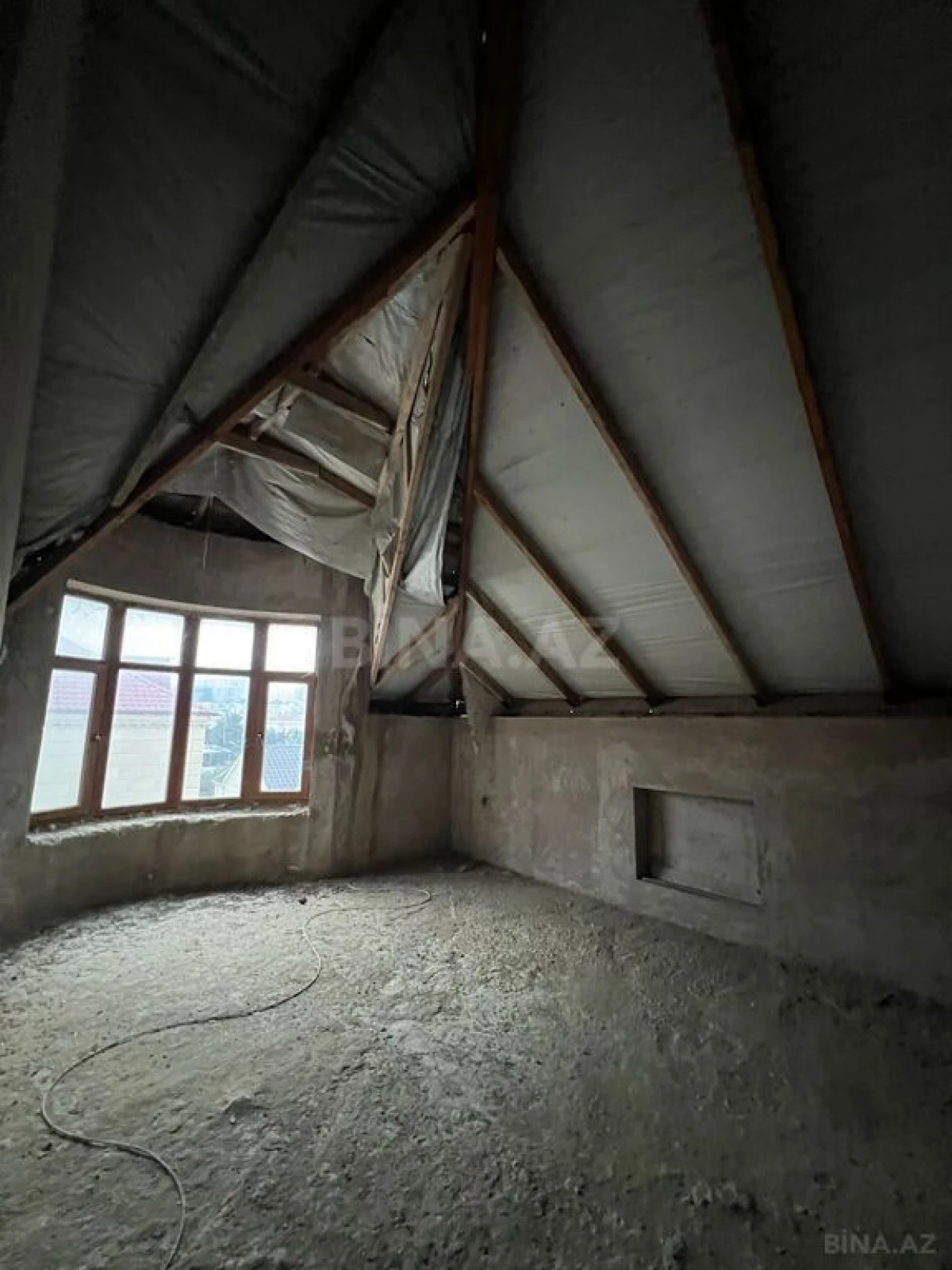 Satılır 10 otaqlı həyət evi 800 m²