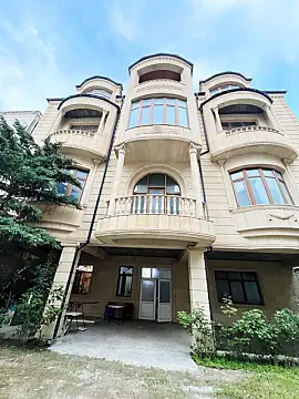 Satılır 10 otaqlı həyət evi 800 m²