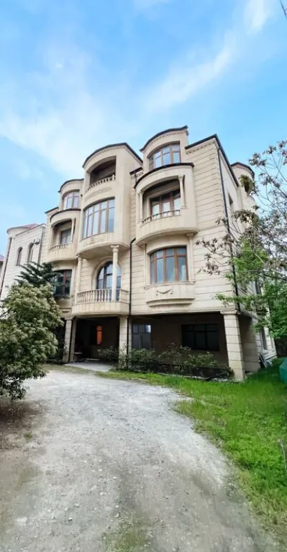 Satılır 10 otaqlı həyət evi 800 m²