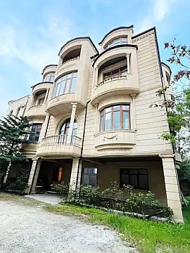 Satılır 10 otaqlı həyət evi 800 m²