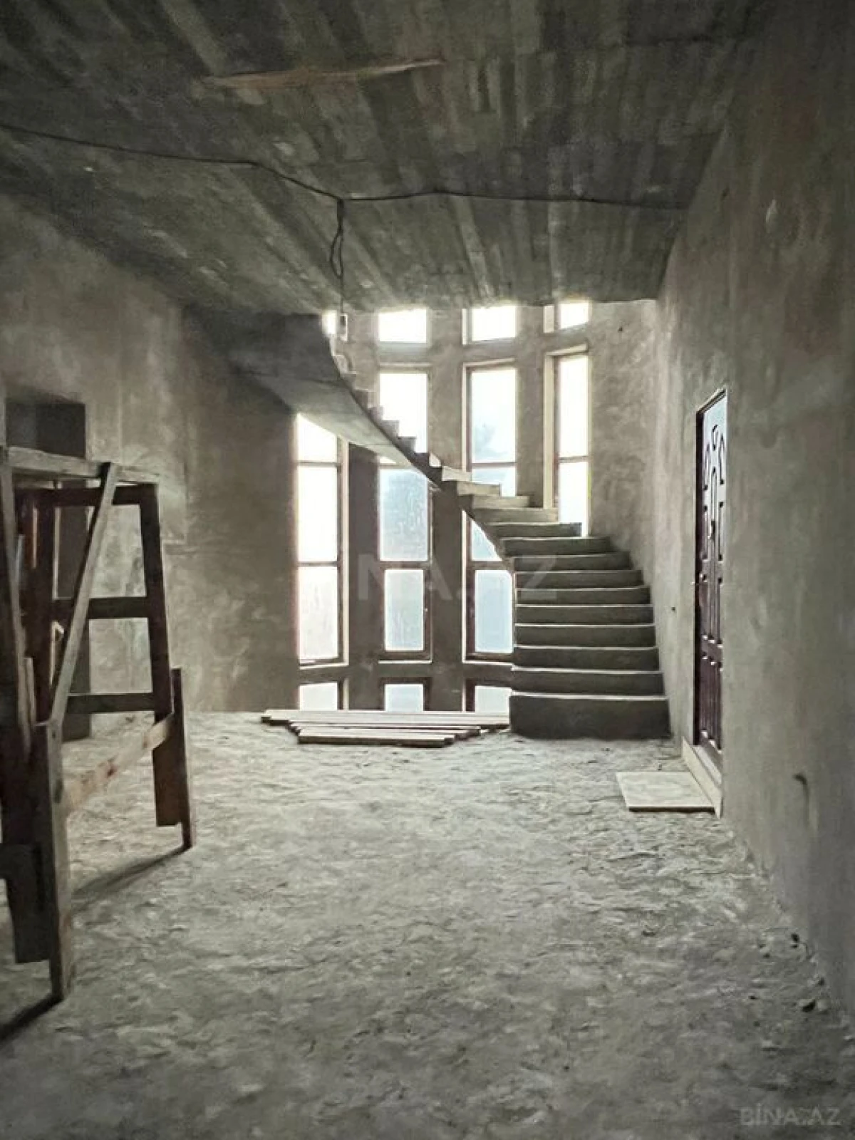 Satılır 10 otaqlı həyət evi 800 m²