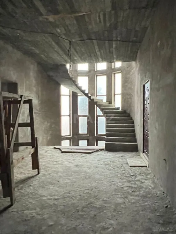 Satılır 10 otaqlı həyət evi 800 m²