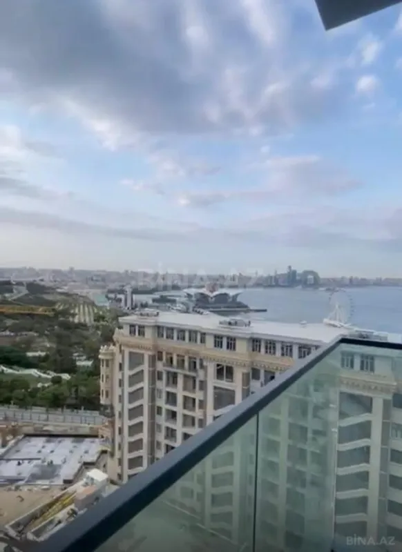 Satılır 5 otaqlı mənzil 303 m²