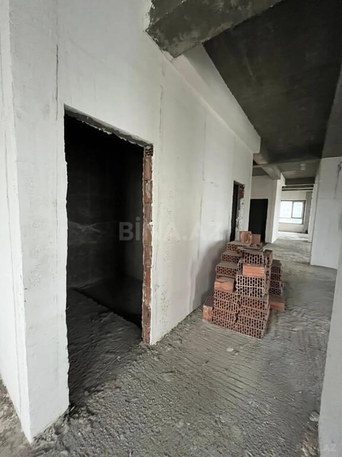 Satılır 5 otaqlı mənzil 303 m²