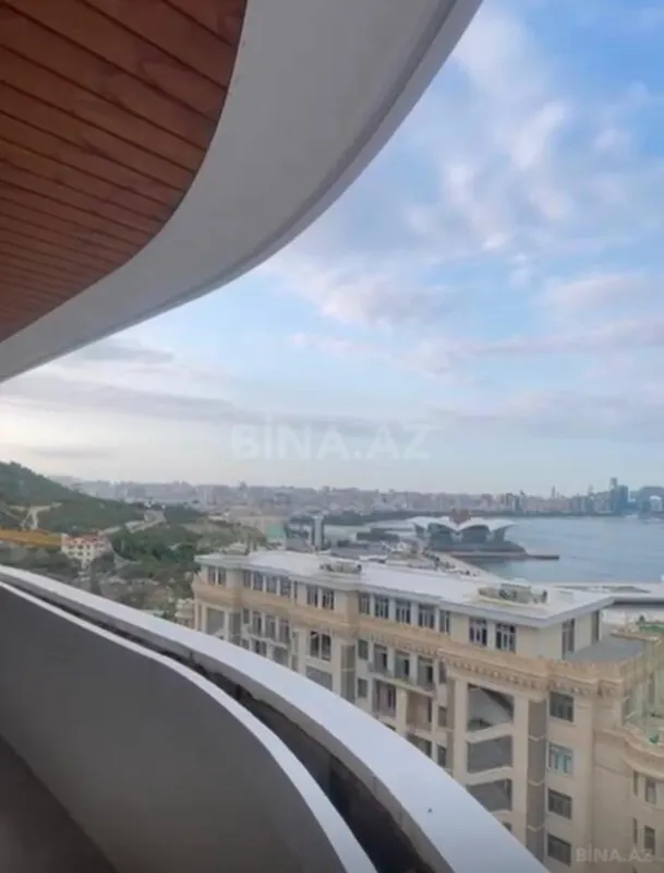 Satılır 5 otaqlı mənzil 303 m²