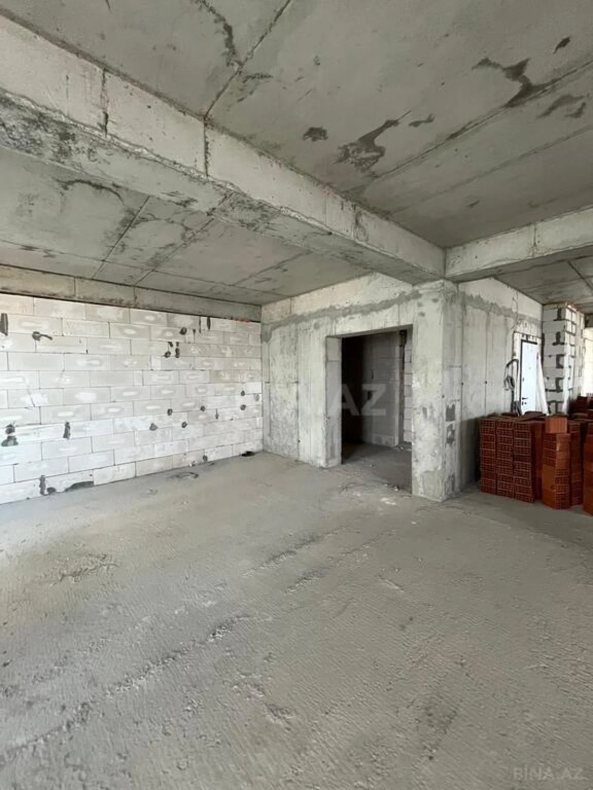 Satılır 5 otaqlı mənzil 303 m²