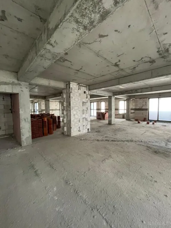 Satılır 5 otaqlı mənzil 303 m²