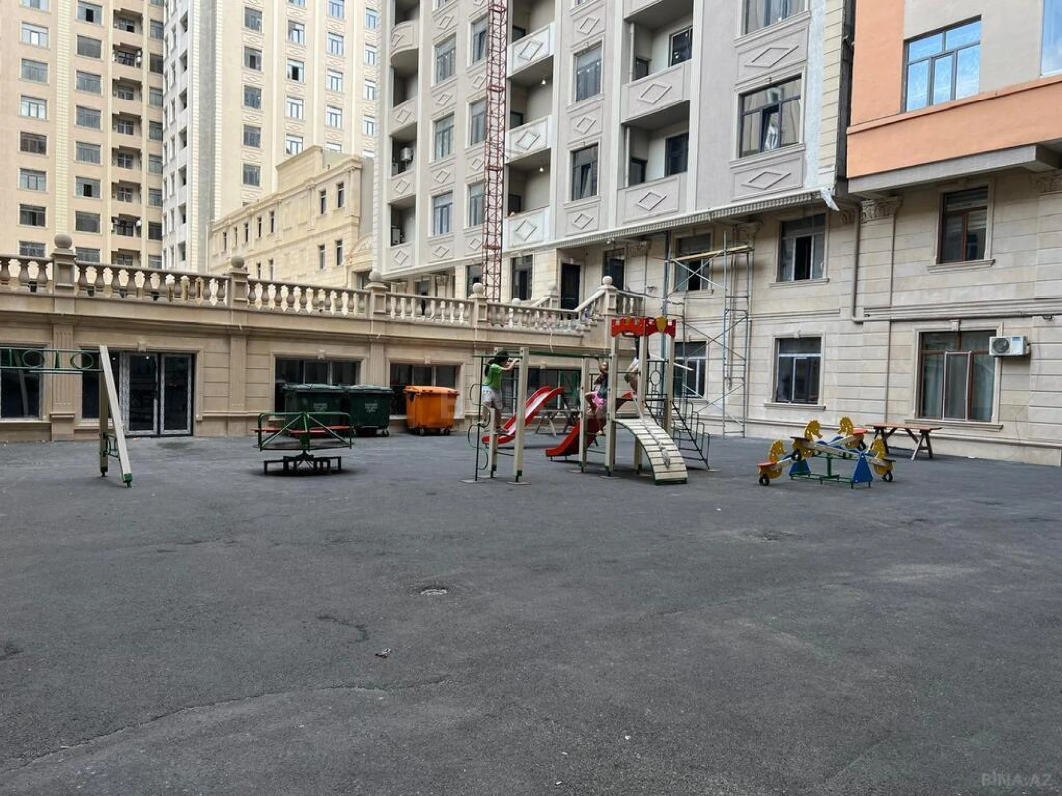 Satılır 3 otaqlı mənzil 140 m²