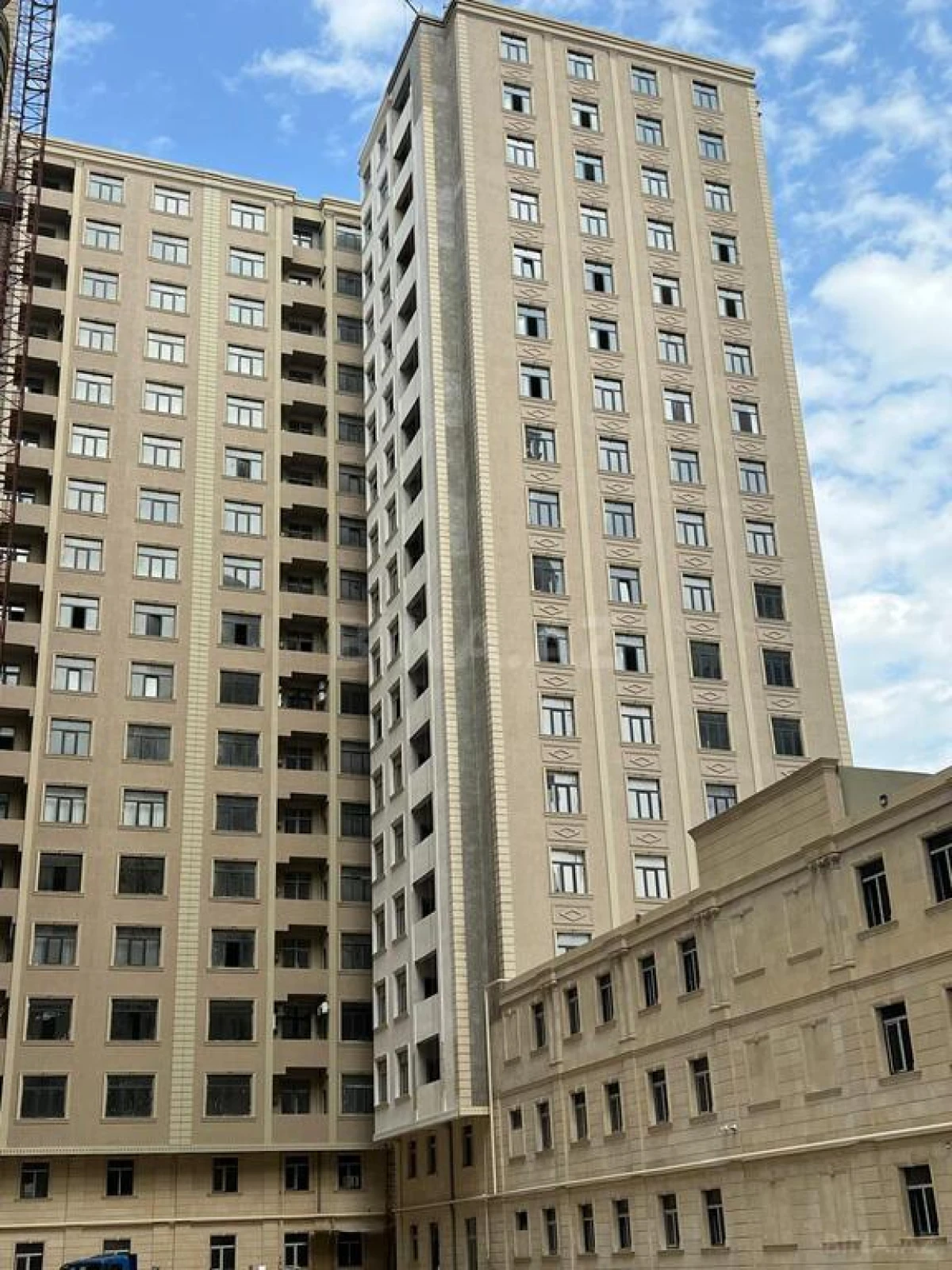 Satılır 3 otaqlı mənzil 140 m²