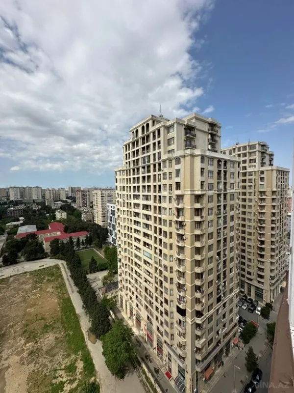 Satılır 4 otaqlı mənzil 126 m²