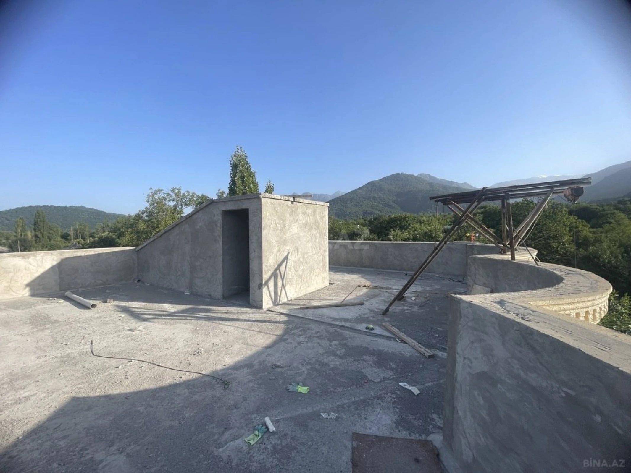 Satılır 12 otaqlı həyət evi 600 m²