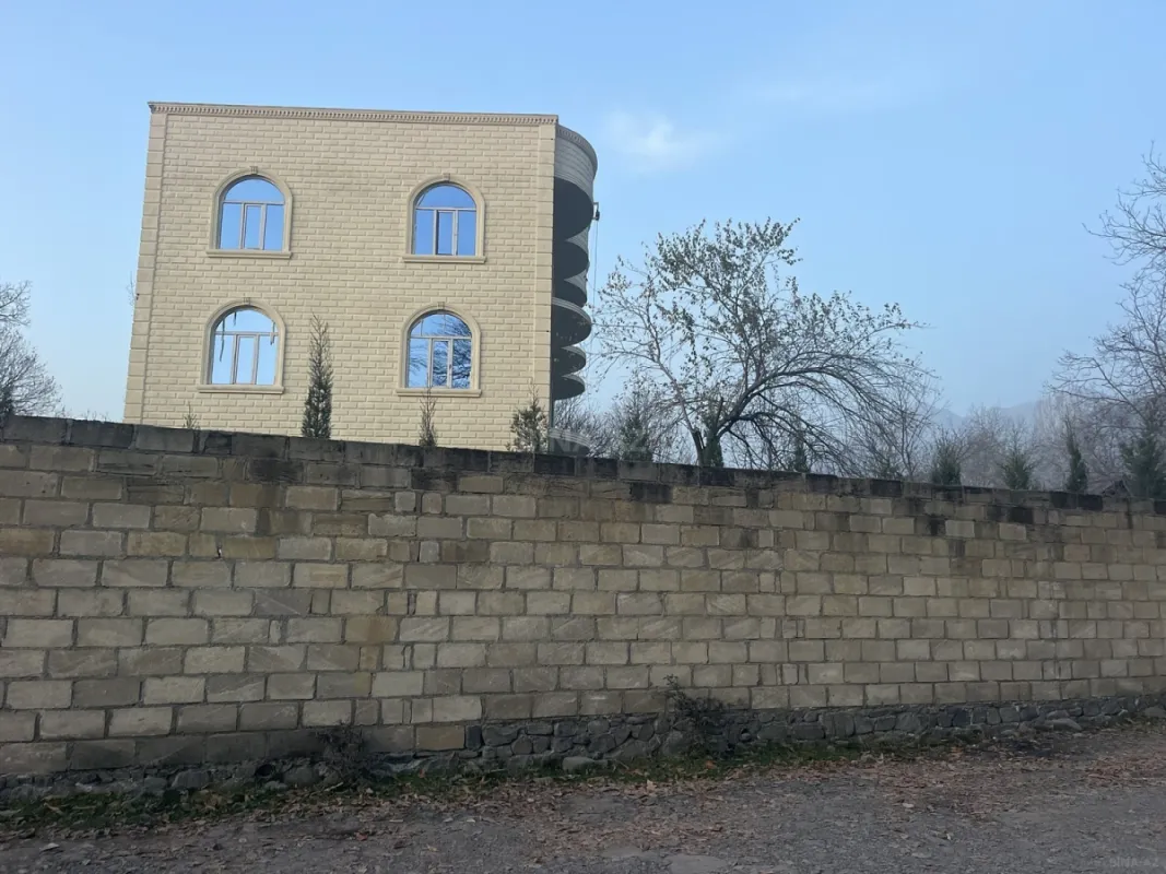 Satılır 12 otaqlı həyət evi 600 m²