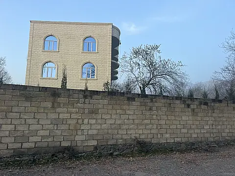 Satılır 12 otaqlı həyət evi 600 m²