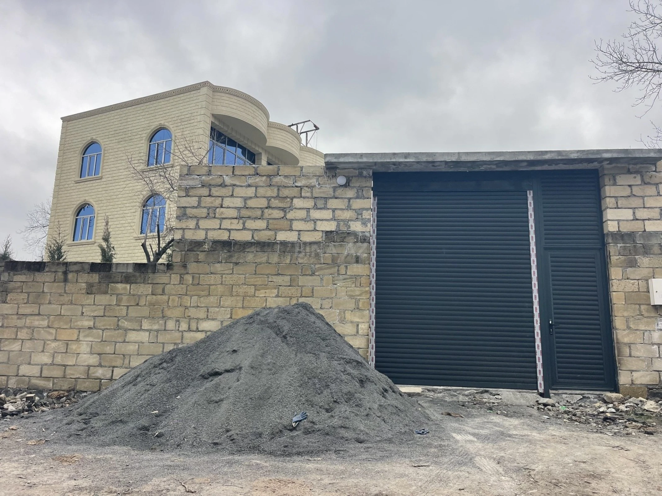 Satılır 12 otaqlı həyət evi 600 m²