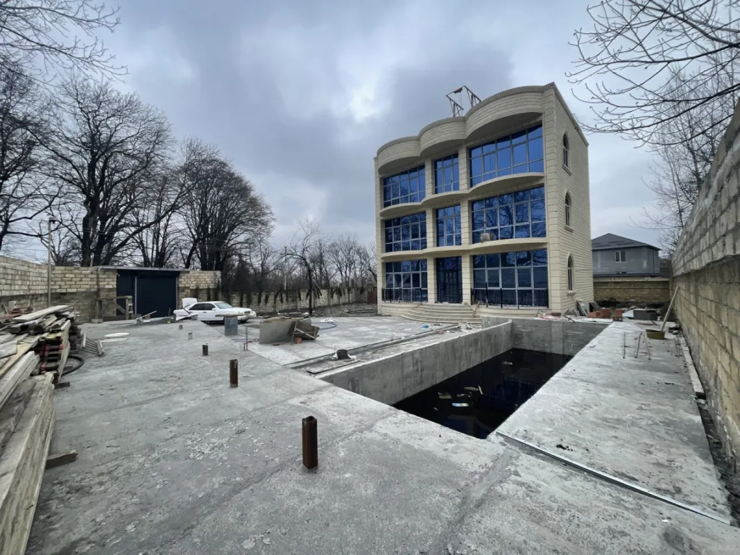 Satılır 12 otaqlı həyət evi 600 m²