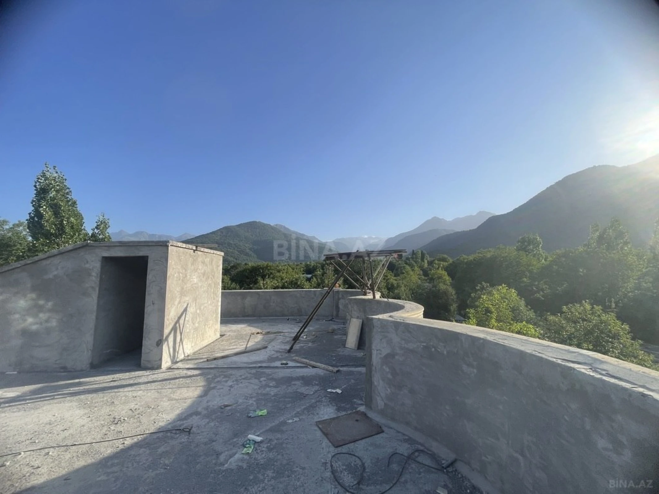 Satılır 12 otaqlı həyət evi 600 m²