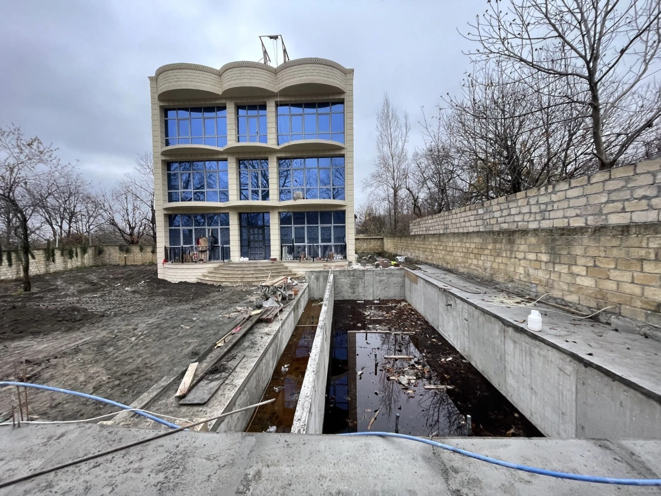 Satılır 12 otaqlı həyət evi 600 m²