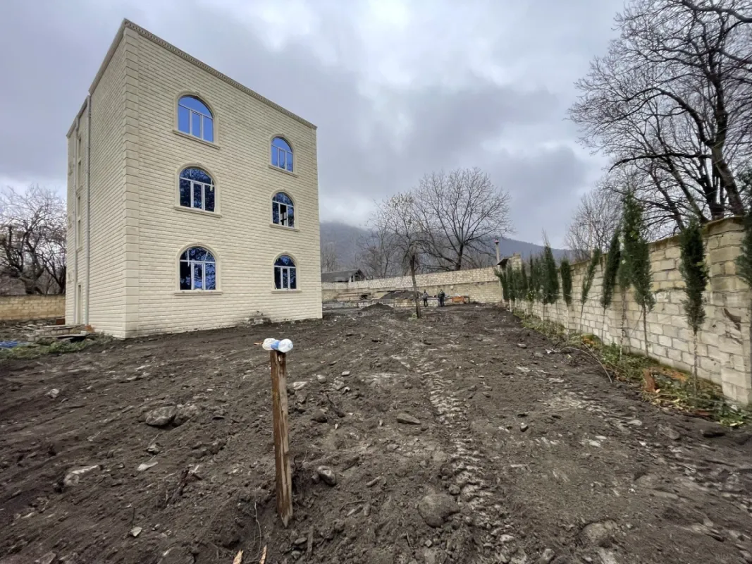 Satılır 12 otaqlı həyət evi 600 m²