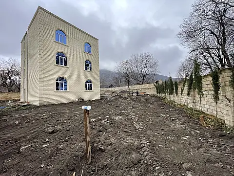 Satılır 12 otaqlı həyət evi 600 m²