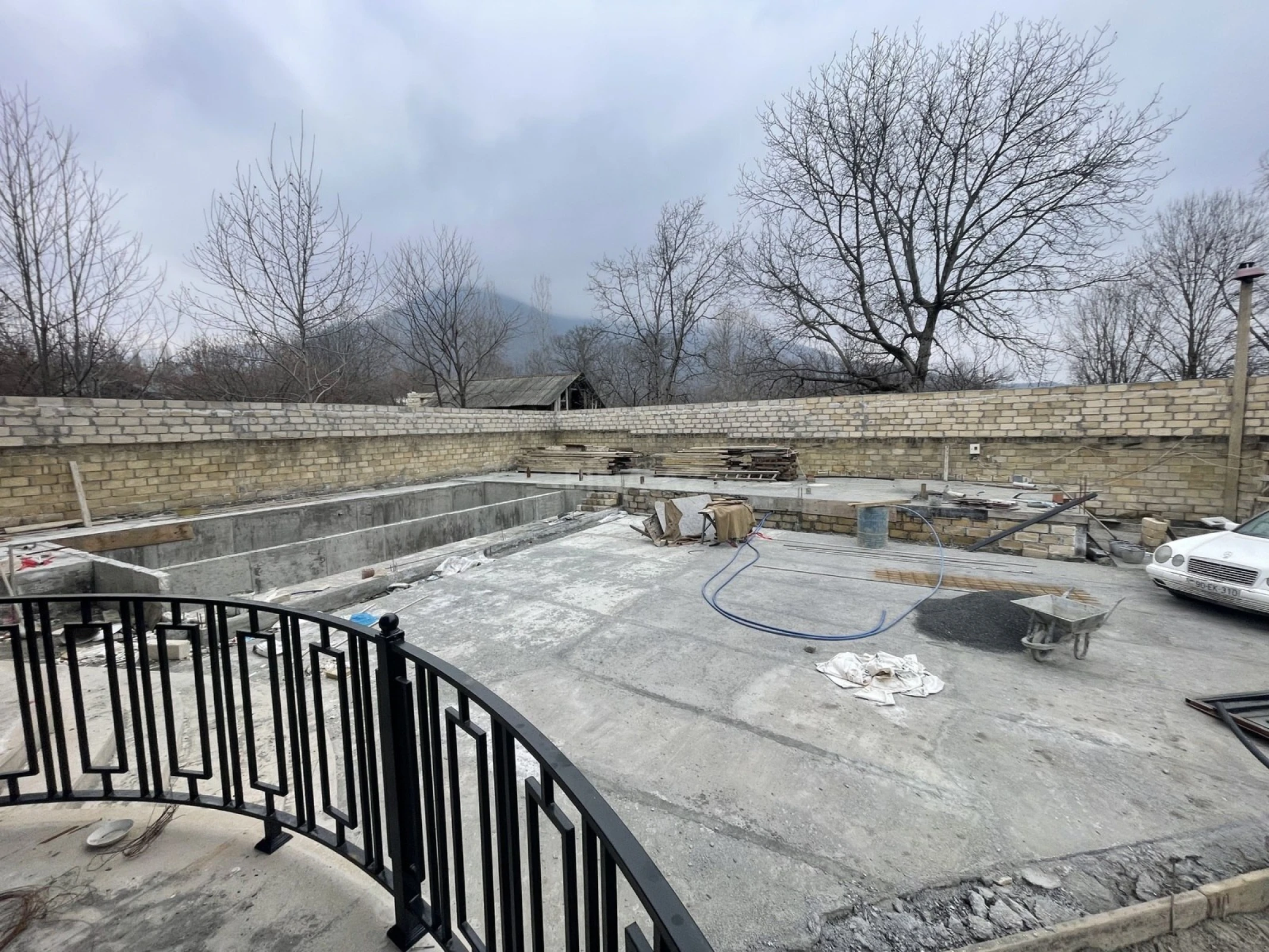 Satılır 12 otaqlı həyət evi 600 m²