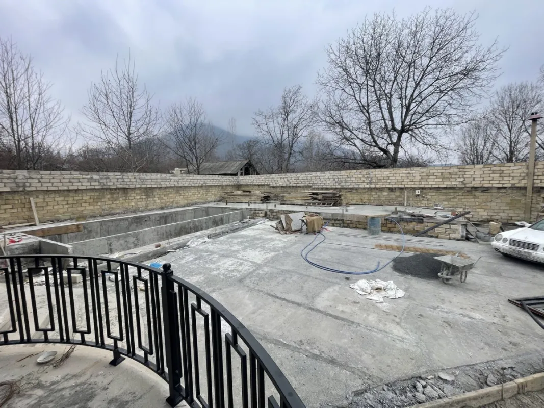 Satılır 12 otaqlı həyət evi 600 m²